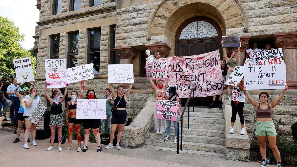 Abortion rights supporters gather outside the old Denton County Courthouse in Denton, Texas, Tuesday, June 28, 2022. (Elias Valverde II/Dallas Morning News)
