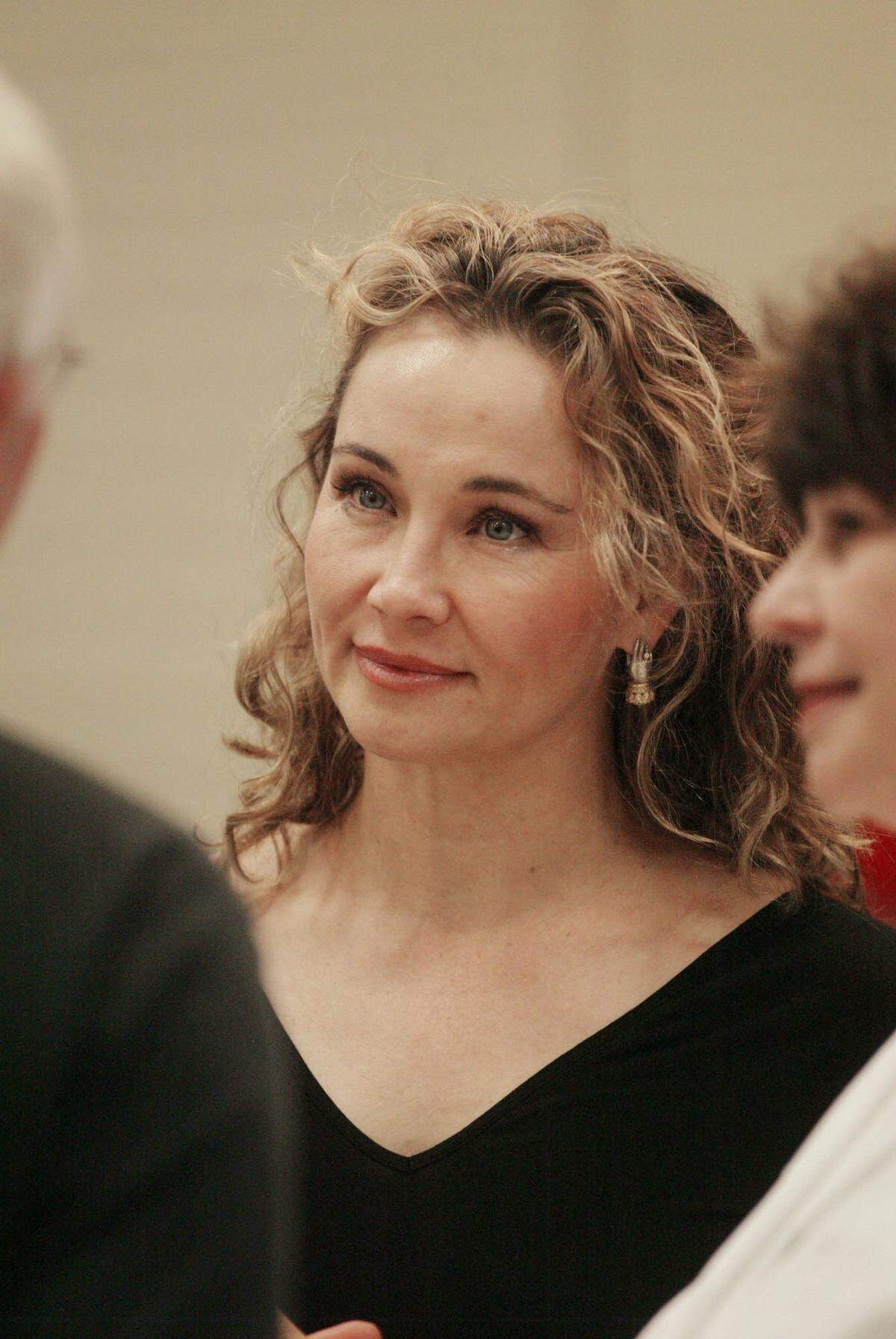 Laura Lynch Tull, one of the original Dixie Chicks, spoke with ballet supporters after the first full rehearsal of the ballet “Cowgirls Live Forever” with choreographer Paul Mejia at the Ballet Academy August 24, 2004, in Arlington, Texas