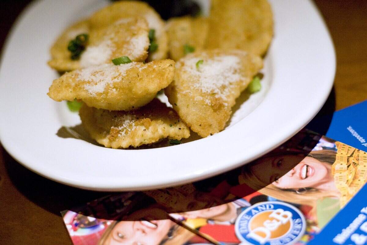 An appetizer of fried ravioli is served at Dave and Buster’s, which is opening its first Tarrant County location at the Arlington Highlands on Friday, November, 21, 2008.