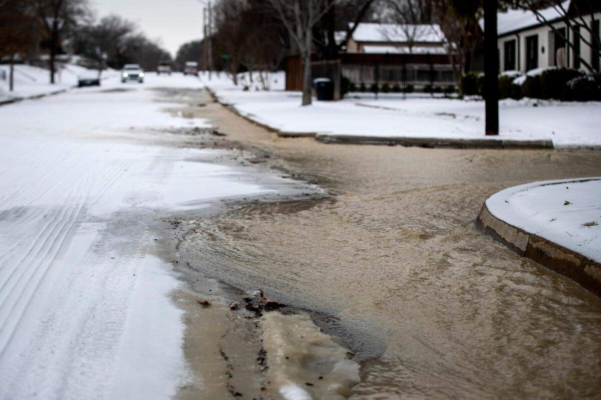 There were 81 confirmed water main breaks as of the morning of Feb. 18, 2021 in Fort Worth, and crews still needed to check on another 128 reports. Water from a water main break flows down the street in Fort Worth’s Arlington Heights neighborhood on Feb. 17, 2021, in Fort Worth.