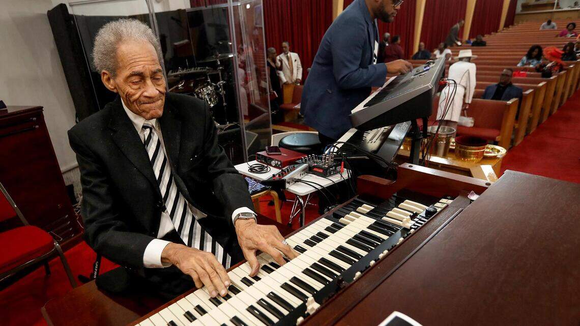‘His music was his world’: Fort Worth musician Jack Carter dies at 90