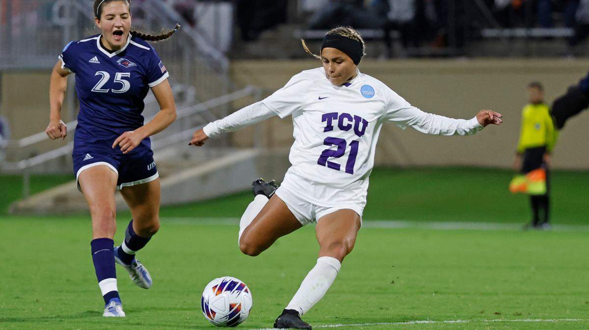 TCU forward Camryn Lancaster takes a shot vs UTSA in the first round of the NCAA soccer tournament at the Garvey-Rosenthal Soccer Complex in Fort Worth, Texas on November 11, 2022. The Horned Frogs advanced to the Sweet 16 with a 1-0 win over Michigan State. (Photo by/Gregg Ellman)