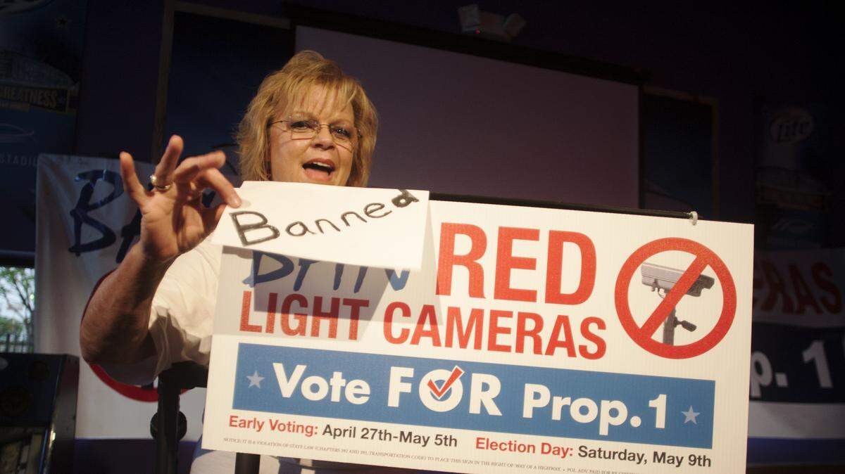 Arlington Republican Kelly Canon died on Monday after being hospitalized with COVID-19 and Pneumonia.