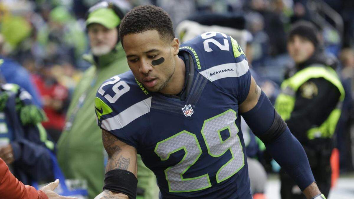 Former Texas safety Earl Thomas plans to report to the Seahawks today after holding out all offseason and training camp in hopes of a new contract and possibly a trade to the Cowboys.