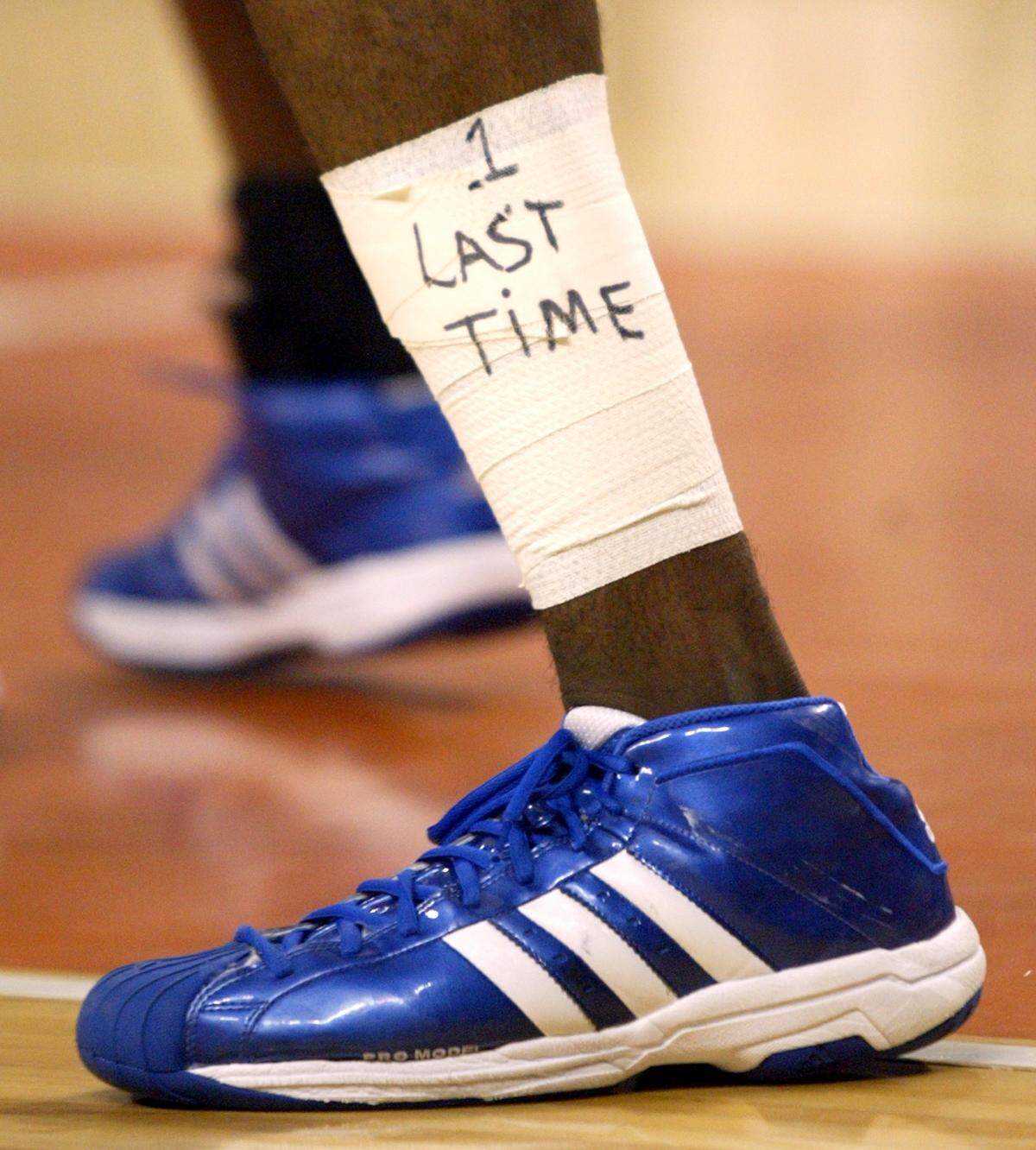 Dunbar’s Lance Jackson has this writing on his taped leg as Dunbar defeated Beaumont Ozen 66-­54 in the 2003 Class 4A state championship game.
