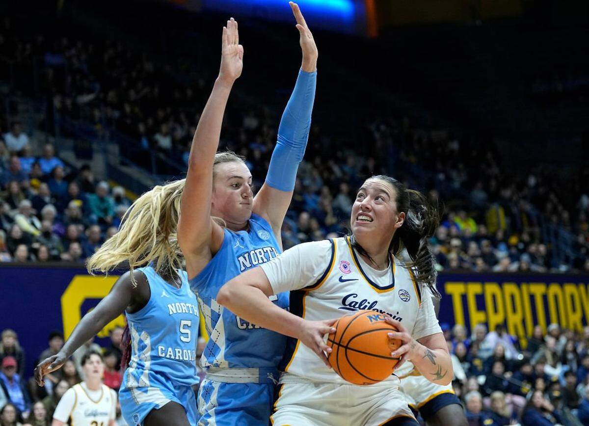 BERKELEY, CALIFORNIA - JANUARY 30: Marta Suarez #7 of the California Golden Bears looks to shoot under pressure from Alyssa Ustby #1 of the North Carolina Tar Heels during the second half at Haas Pavilion on January 30, 2025 in Berkeley, California. (Photo by Thearon W. Henderson/Getty Images)