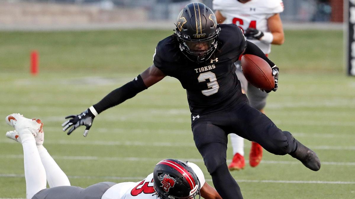 Mansfield running back James Johnson (3) takes off on a touchdown run for the first score of the game in the first half of a high school football game at Newsom Stadium in Mansfield, Texas, Friday, Sept. 16, 2022. Mansfield led Legacy 16-6 at the half. (Special to the Star-Telegram Bob Booth)