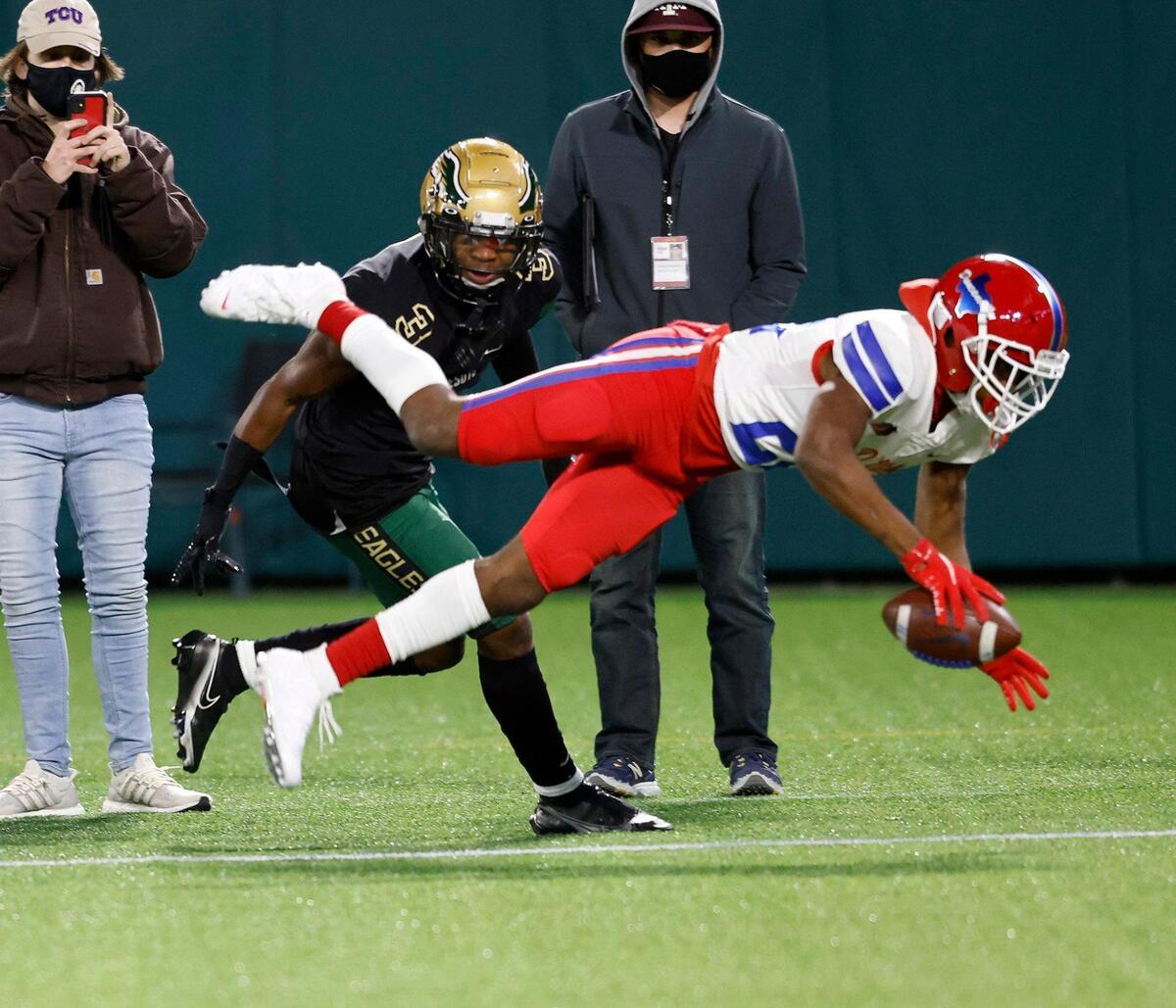 Duncanville wide receiver Lontrell Turner (22) goes into the end zone for the touchdown during the 6A division 1 quarterfinals at Globe Life Park in Arlington, Texas, Saturday, Jan. 02, 2021. Duncanville led 28-7 at the half. (Special to the Star-Telegram Bob Booth)