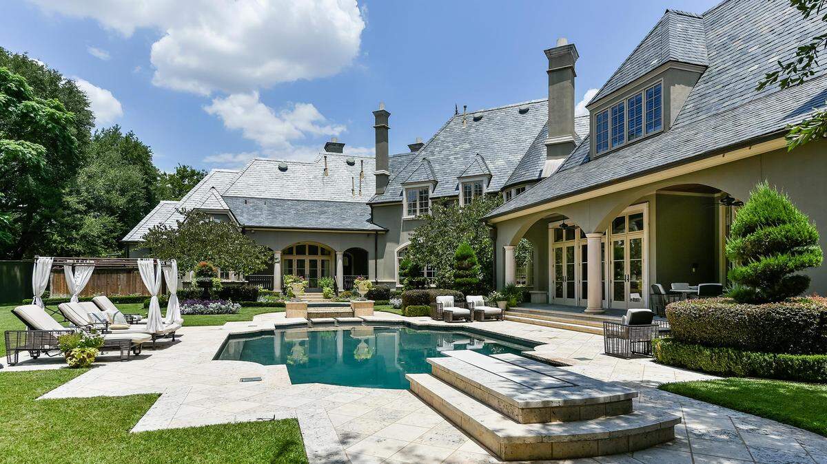 The home at 4346 Park Lane will auction with a no reserve. Bidding will be held December 17 thru December 19 via Concierge Auctions’ online marketplace, ConciergeAuctions.com. Open House are held daily from 1 to 4 p.m.