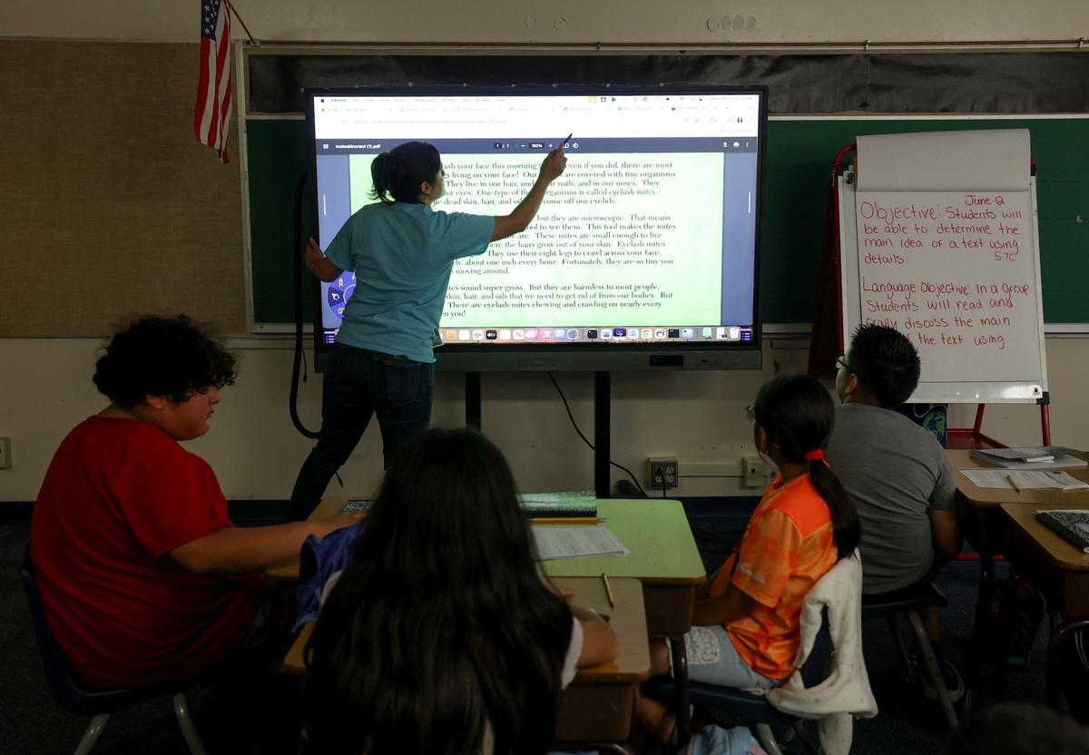 Lizeth Gonzalez teaches fourth-grade literacy during summer learning at Rufino Mendoza Elementary School on June 12 in Fort Worth.