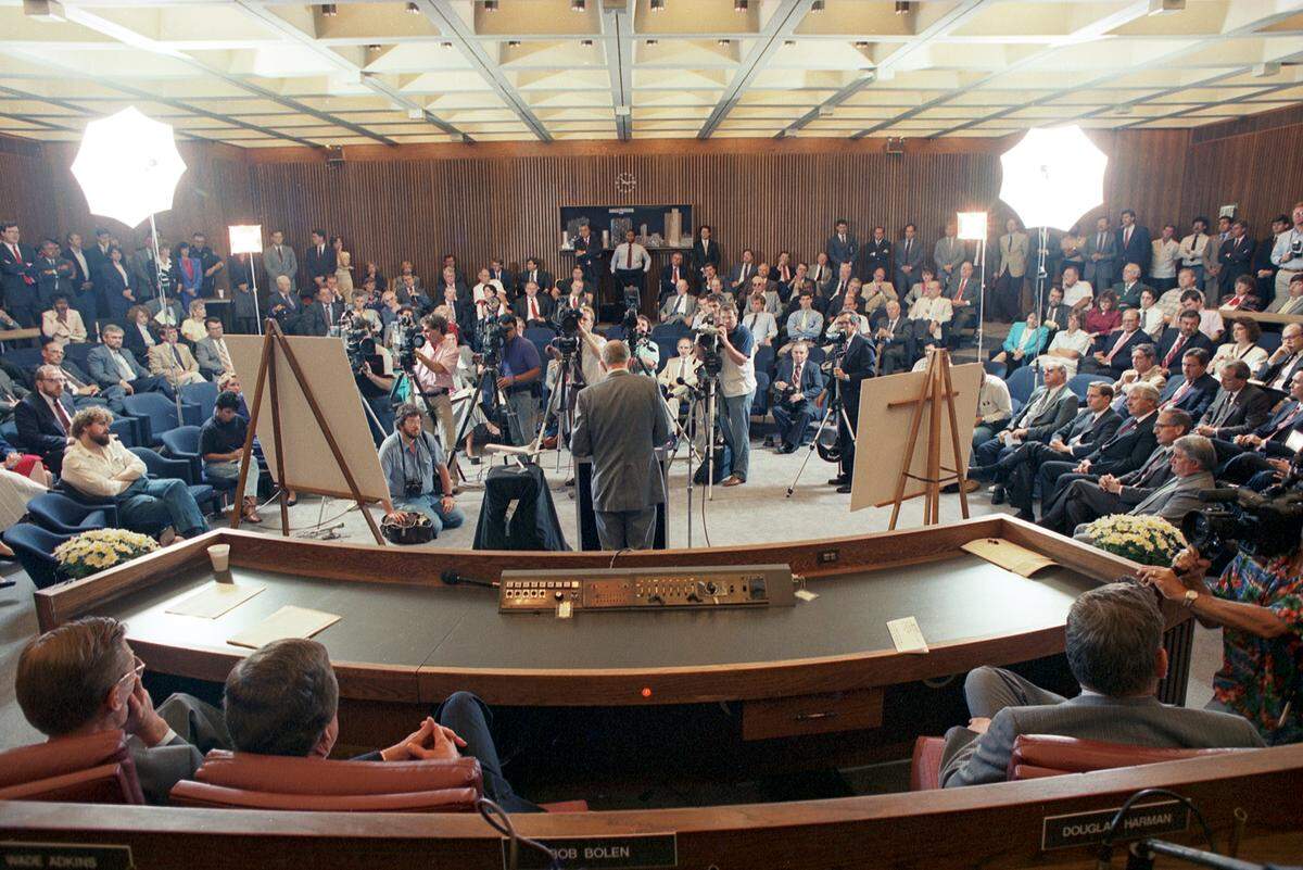 June 7, 1989: Texas and Fort Worth officials including the lieutenant governor, House speaker, Fort Worth Chamber of Commerce and the mayor pack the City Council chamber to hear the announcement about American Airlines’ plans to build a $250 million aircraft maintenance base at Alliance Airport that will employ 4,500 people by 1994.