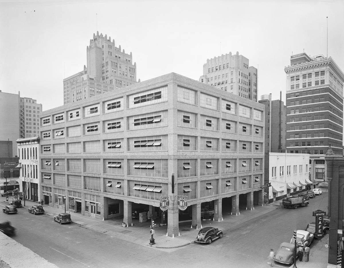 1944: Tom Bailey’s Garage, six-story building with gasoline pumps on street level and two signs for Sinclair Gasoline, 500 Commerce St., Fort Worth; the White Way Cafe is across the street, 416 Commerce St.
