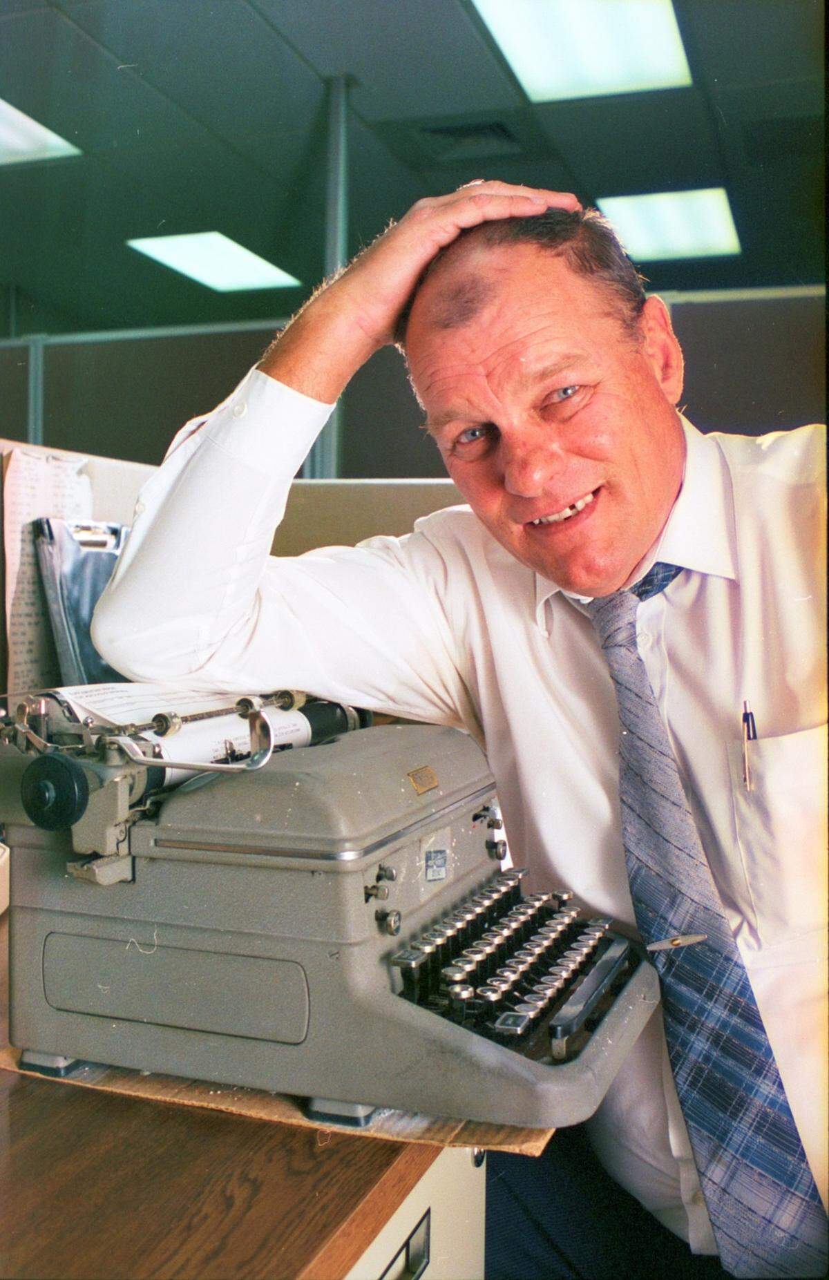 Fort Worth police Detective D.D. Sanders and his typewriter appeared in the Fort Worth Star-Telegram on Jan. 2, 1990.