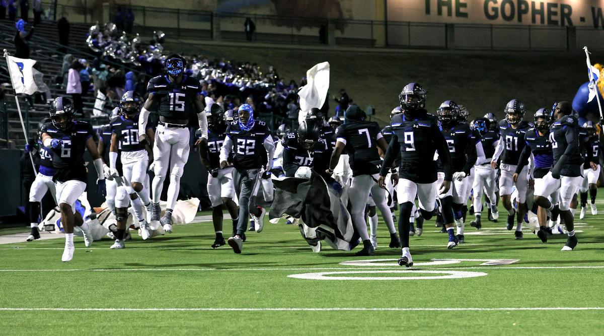 The Mansfield Summit Jaguars enter the field to face Midlothian in the 5A Division I Region I semifinal high school football playoff game played on November 26, 2021 at Gopher-Warrior Bowl in Grand Prairie. (Steve Nurenberg/Special to the Star-Telegram)