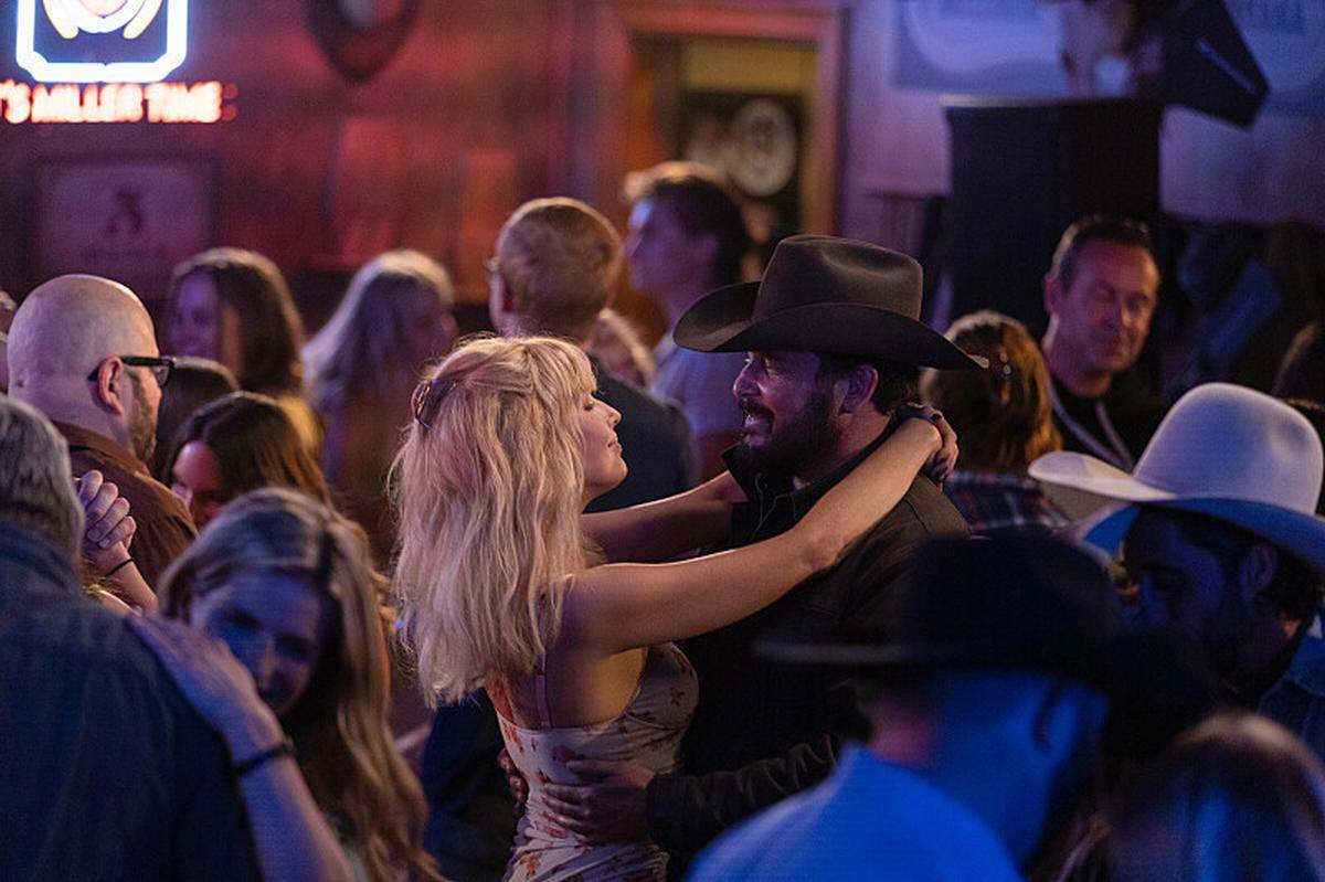 Beth Dutton (Kelly Reilly) and Rip Wheeler (Cole Hauser) dance in Episode 3 of Season 5.
