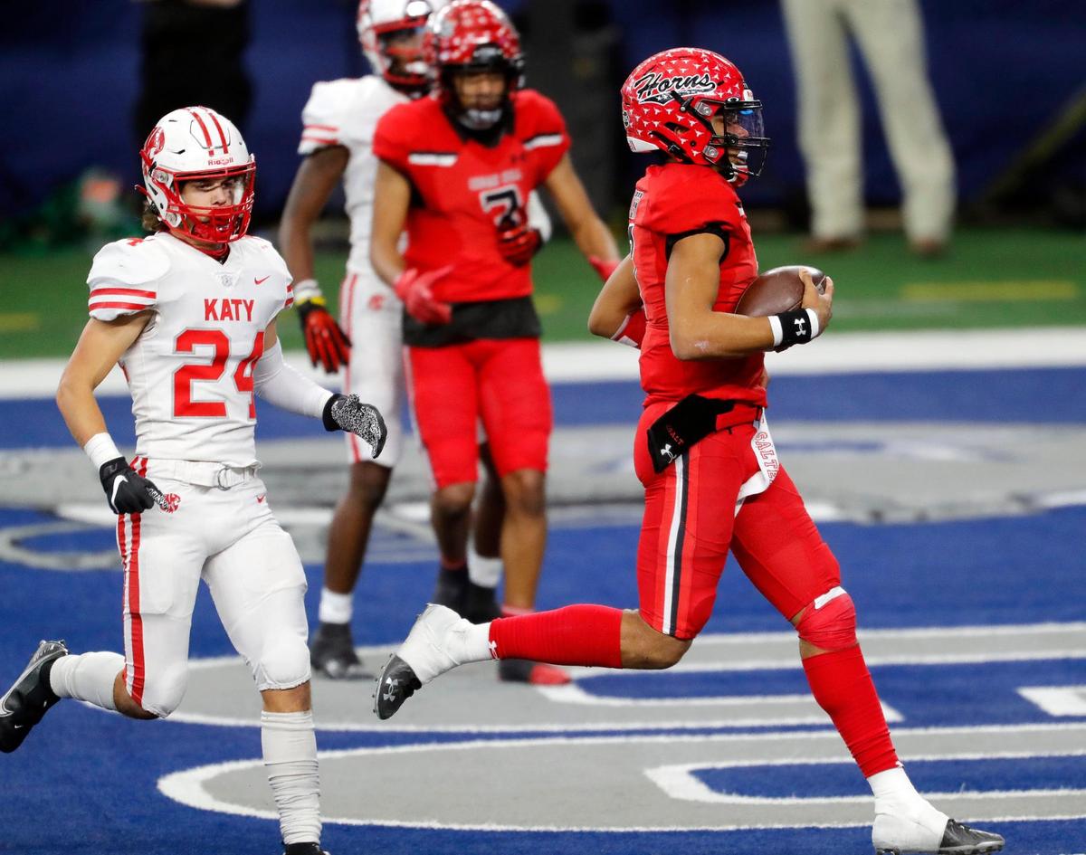 Cedar Hill quarterback Kaidon Salter (7) crosses the goal line for their first touchdown in the second half of the 6A D2 state title game at AT&T Stadium in Arlington, Texas, Saturday, Jan. 16, 2021. After three quarters of play Katy led Cedar Hill 37-14. (Special to the Star-Telegram Bob Booth)