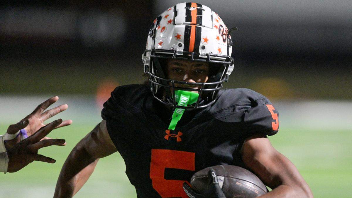 Haltom Buffalo running back Vudrico Roberson (5) runs towards the end zone during a UIL bi-district playoff football game against Richardson High School at Birdville ISD FA/AC in North Richland Hills, Texas on Friday, Nov. 15, 2024.