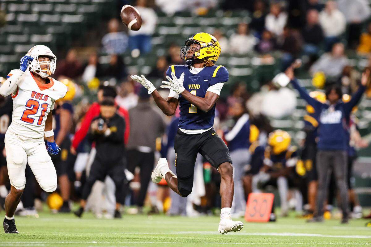 Arlington Lamar wide receiver Khamill Pruitt (1) opens his arms to make a catch in a district match up against Arlington Bowie at Choctaw Stadium in Arlington, Texas on October 30, 2025.