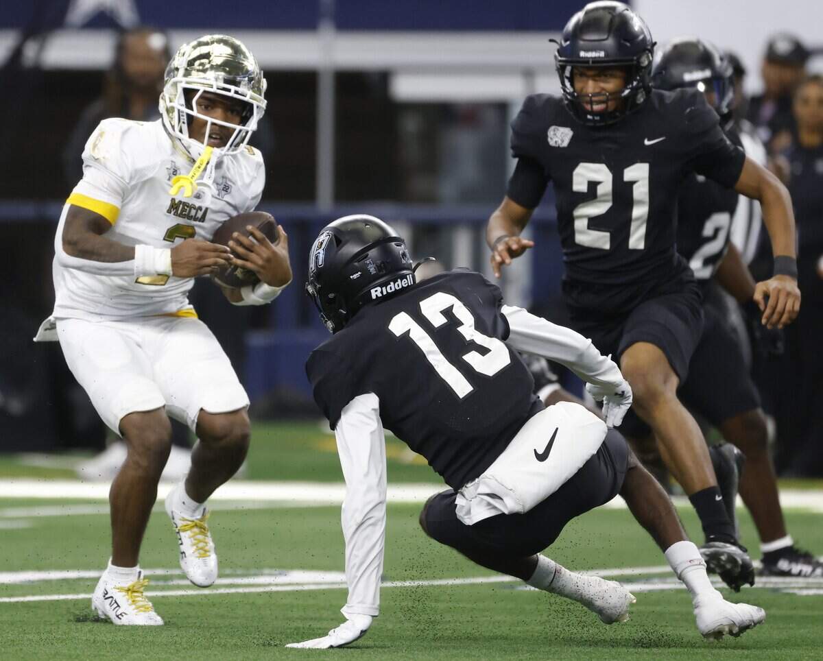Dallas South Oak Cliff running back Mikail Trotter (2) avoids the tackle by Richmond Thomas Randle corner back Jason Ike (13) on the way to six during the first half of the UIL Class 5A Division II championship game on Saturday Dec. 20, 2025 at AT&T Stadium in Arlington, Texas.