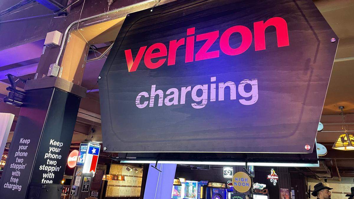 Billy Bob’s Texas is partnering with Verizon on free wireless charging stations inside the Fort Worth club.