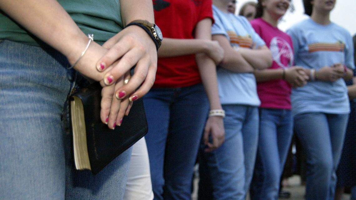 Fort Worth ISD board votes against new prayer, religious observance policy