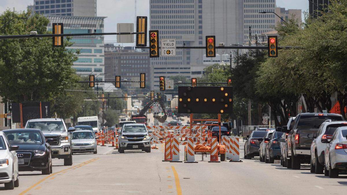 Traffic backs up during construction on West Seventh Street. The city’s improvement project aims to make the popular corridor more pedestrian-friendly.
