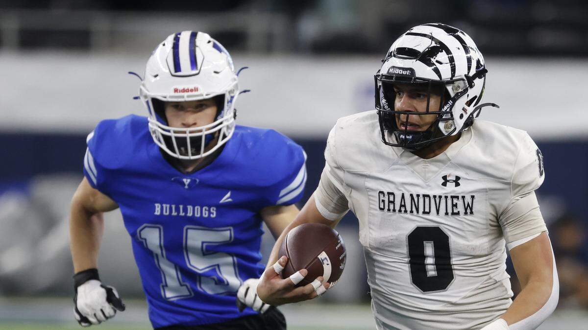 Grandview running back Elijah Dominguez (0) runs up the middle ahead of Yoakum middle linebacker Colby Jendrzey (15) during the first half of a UIL Class 3A Division I championship game on Thursday Dec. 18, 2025 at AT&T Stadium in Arlington, Texas.