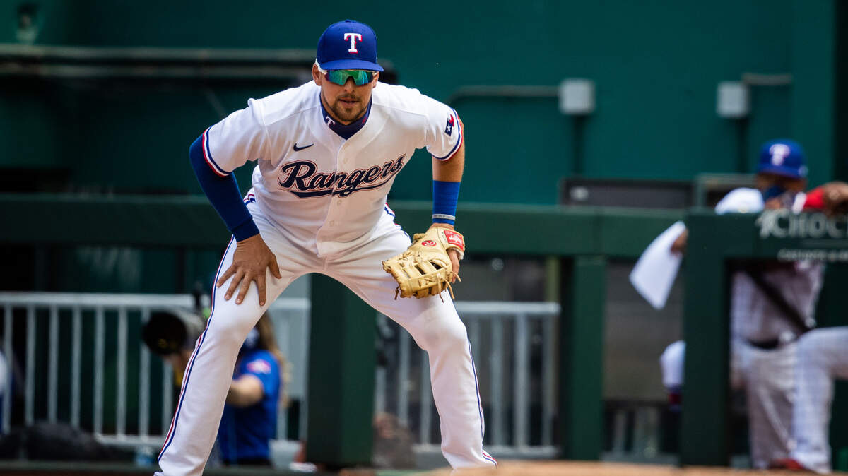 Texas Rangers first baseman Nate Lowe had a bizarre error on Saturday night. The ball went through the webbing of his glove.