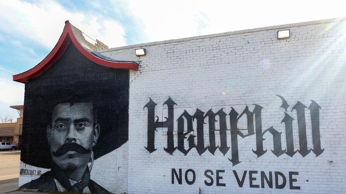 Un mural del artista de Fort Worth Juan Velázquez dice 'Hemphill No Se Vende'. El mural muestra un retrato del revolucionario mexicano Emiliano Zapata y representa la lucha de la comunidad hispana por preservar el barrio de Hemphill.