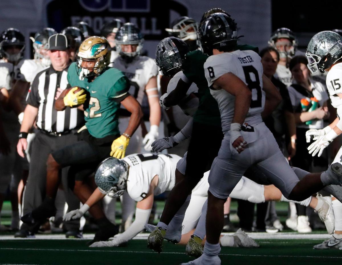 DeSoto ball carrier Deondra Riden steps down the sidelines in the first half of a UIL Class 6A D2 state championship football game at AT&T Stadium in Arlington, Texas, Saturday, Dec. 16, 2022. DeSoto defeated Vandegrift 42-17. (Star-Telegram Bob Booth)
