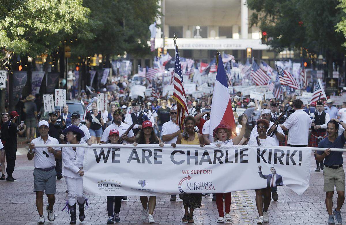 A large crowd marches to the Tarrant County Courthouse during the rally to honor Charlie Kirk, Saturday, Sep. 20, 2025.