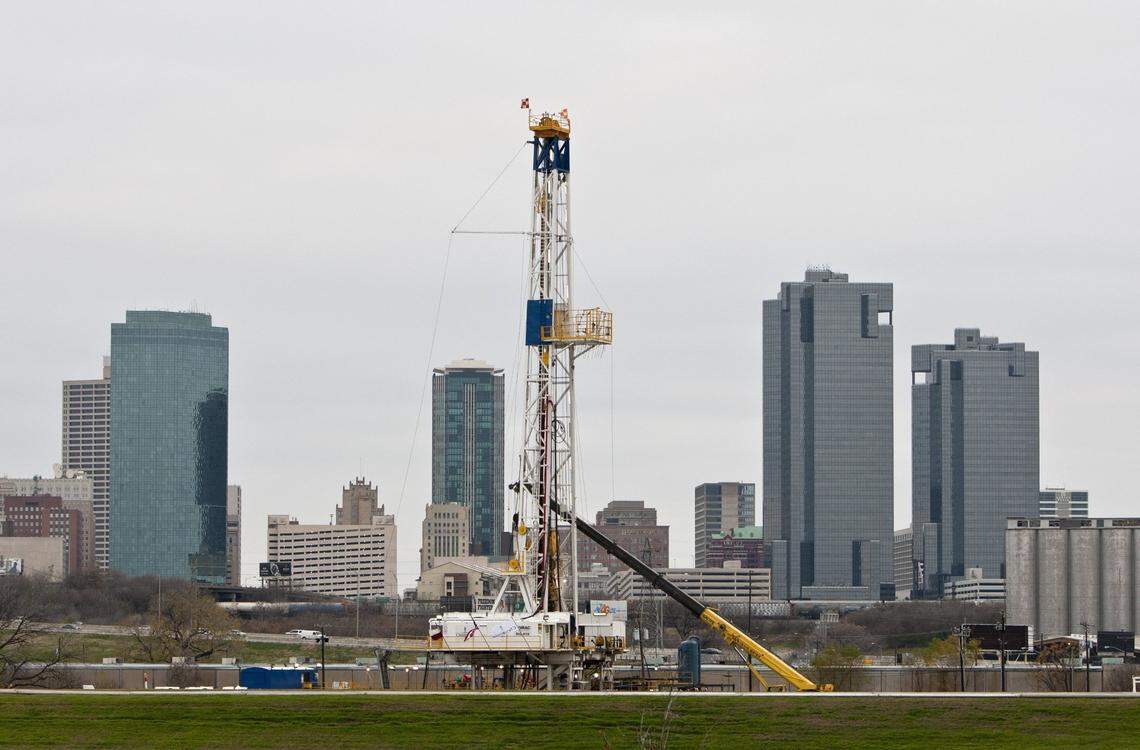 A gas drilling rig operates on the banks of the Trinity River just east of downtown Fort Worth in 2011. (Star-Telegram file photo)