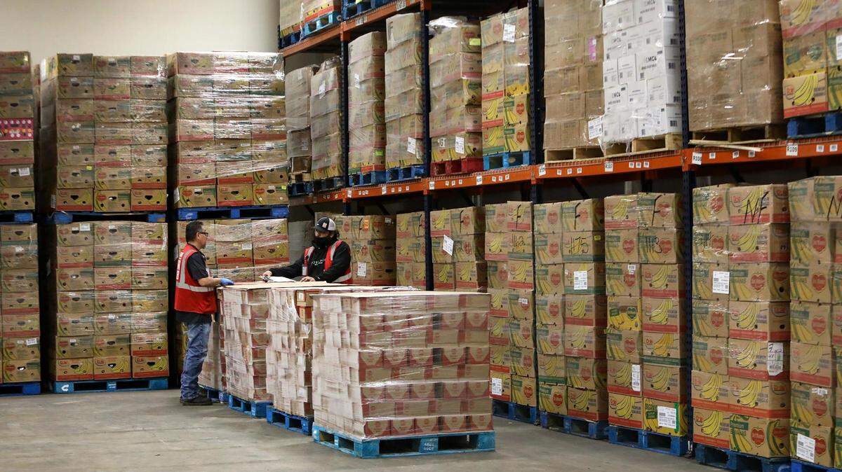 Empleados del Tarrant Area Food Bank verifican qué artículos descargaron de la entrega de donaciones en mayo de 2021 en Fort Worth. El banco de alimentos está esperando un aumento de la necesidad ahora que expiraron los beneficios de emergencia de SNAP que recibieron miles de familias del condado de Tarrant.