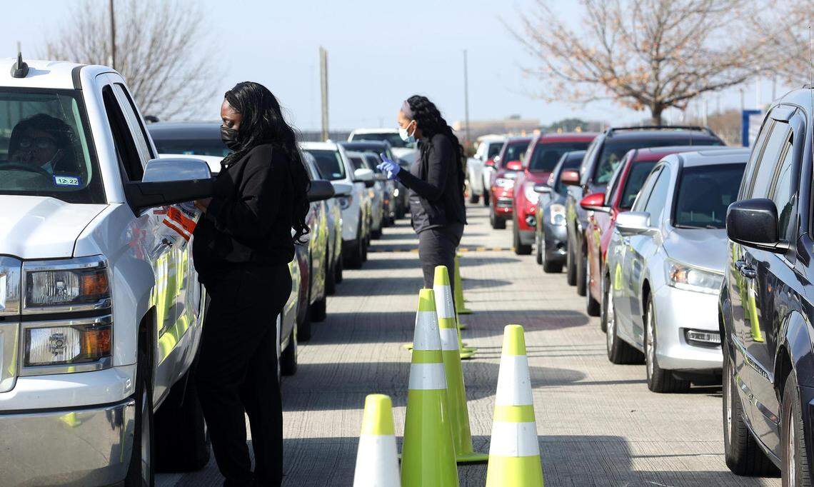 Around 30 vehicles wait in line for COVID-19 testing at a site run by Tarrant County at Tarrant County College South Campus on Monday, Dec. 27, 2021. New data from the county shows that the number of residents testing positive for COVID is increasing.