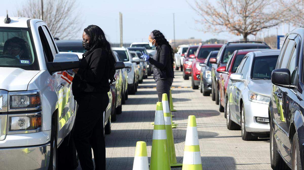 Around 30 vehicles wait in line for COVID-19 testing at a site run by Tarrant County at Tarrant County College South Campus on Dec. 27.