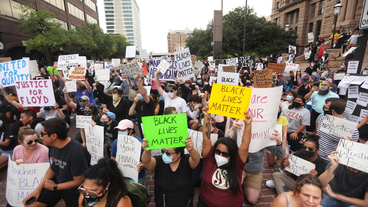 Manifestantes se hincan frente al juzgado del Condado Tarrant en el centro de Fort Worth el lunes 1 de junio.