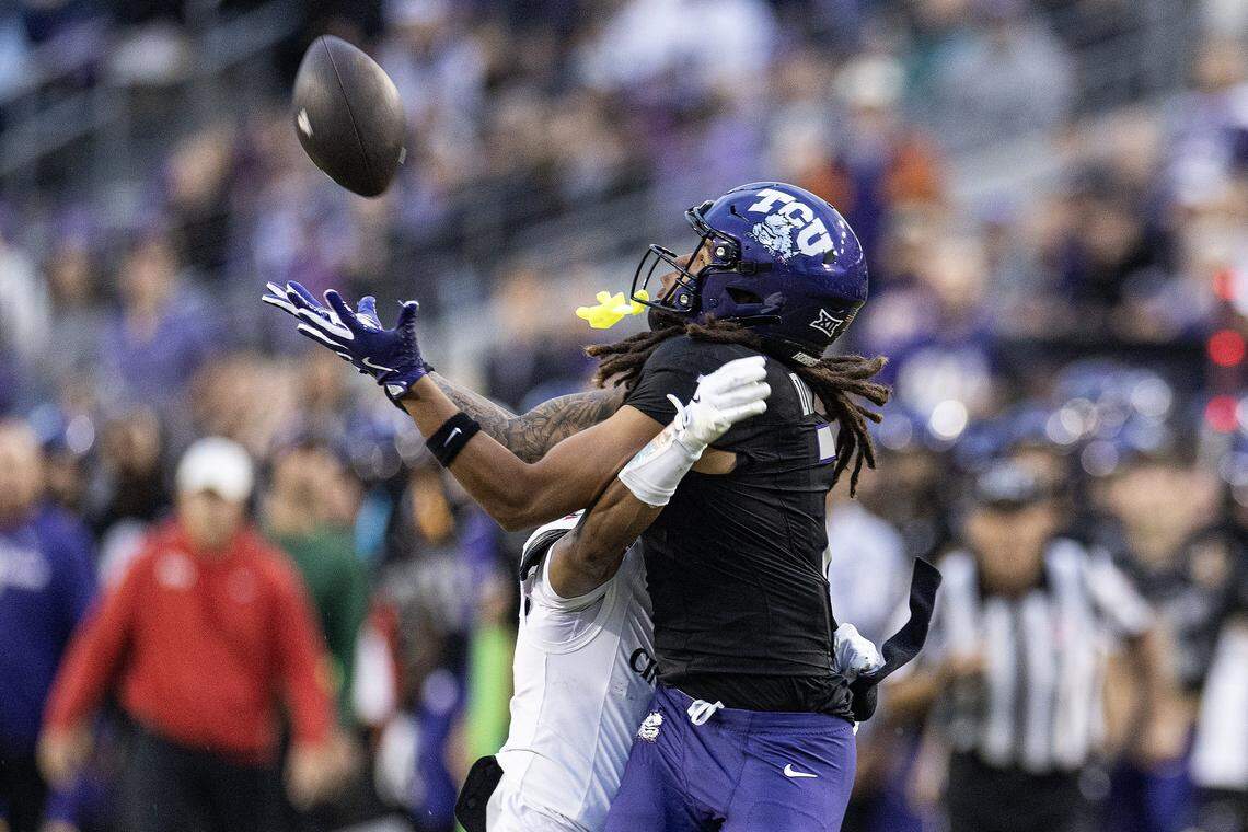 TCU wide receiver Jordan Dwyer (7) catches a long pass for a touchdown in the first half of a Big XII conference game between the TCU Horned Frogs and the Cincinnati Bearcats at Amon G Carter Stadium in Fort Worth on Saturday, Nov. 29, 2025.