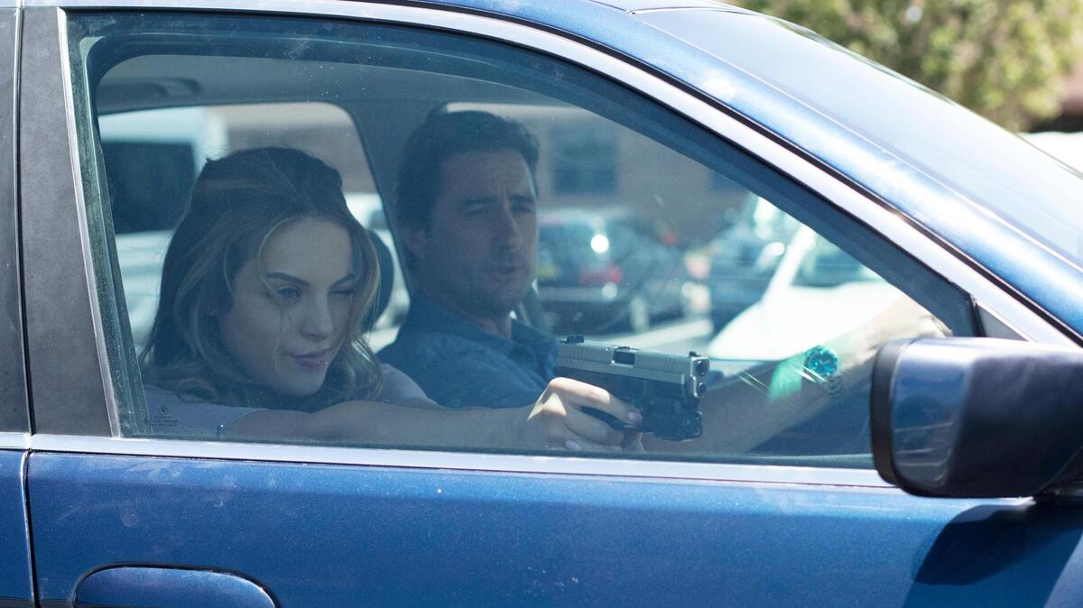 Elizabeth Gillies como Cassie y Luke Wilson como Scott en una escena de la cinta “Arizona”.
