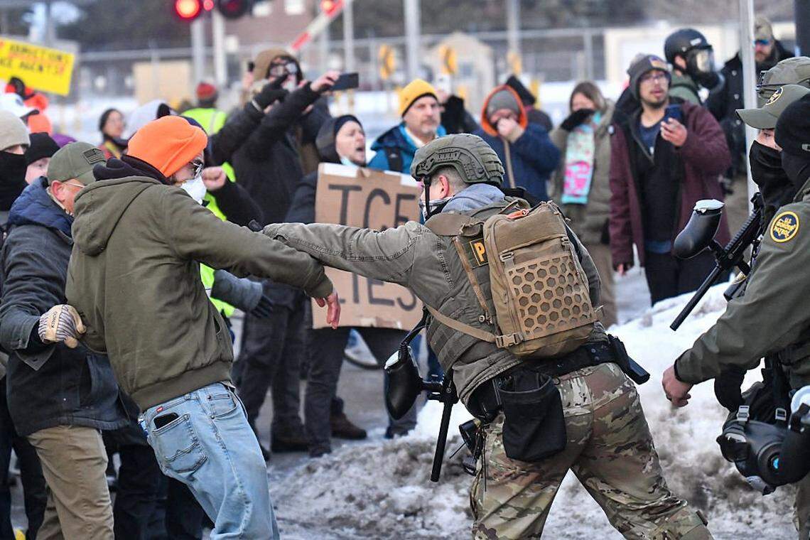 Protestors clash with federal agents outside the Bishop Henry Whipple Federal Building in Saint Paul, Minnesota, on January 8, 2026. A US Immigration and Customs Enforcement (ICE) agent shot and killed an American woman on the streets of Minneapolis January 7, leading to huge protests and outrage from local leaders who rejected White House claims she was a domestic terrorist. The woman, identified in local media as 37-year-old Renee Nicole Good, was hit at point blank range as she apparently tried to drive away from agents who were crowding around her car, which they said was blocking their way. (Photo by Octavio JONES / AFP via Getty Images)