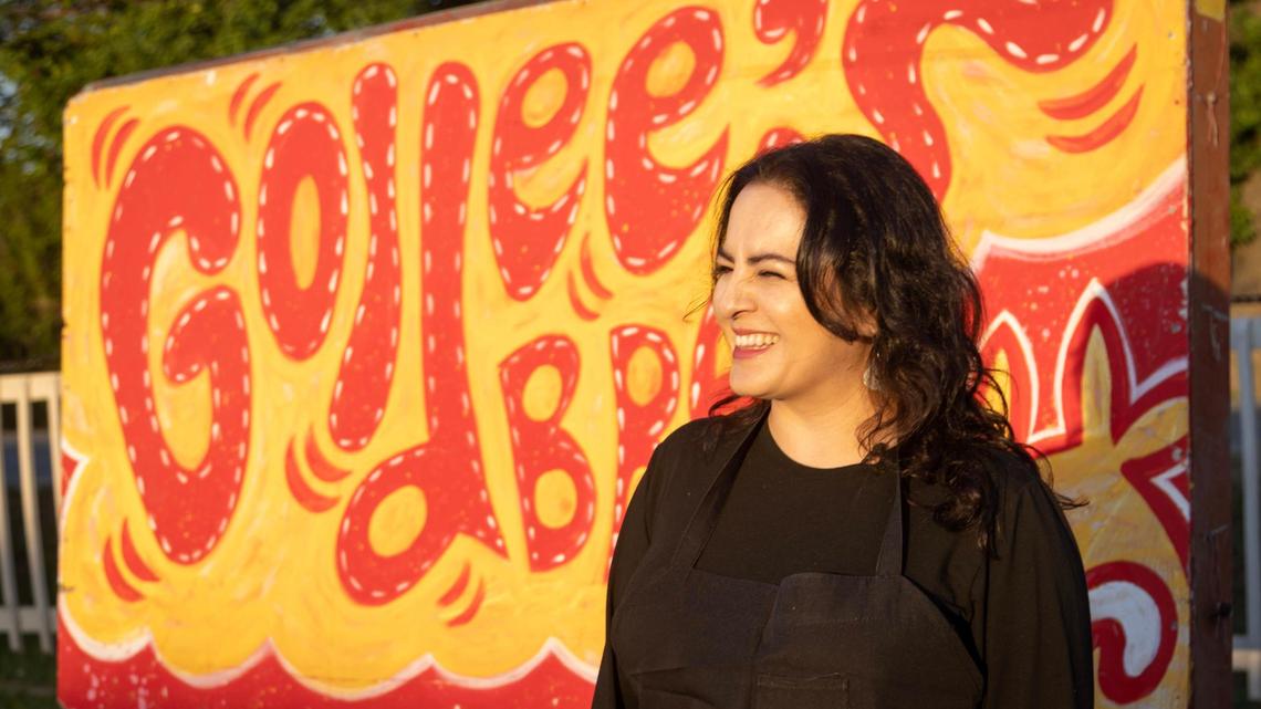 La pitmaster Cecilia Guerrero posa para un retrato afuera de Goldee's Barbecue en Fort Worth, el sábado 22 de abril de 2023.