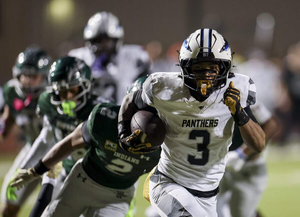 North Crowley running back G'yrell Smith (3) runs the ball to score a touchdown during the first half of the game against Waxahachie on Friday, Oct. 9, 2026, at Stuart B. Lumpkins Stadium in Waxahachie.