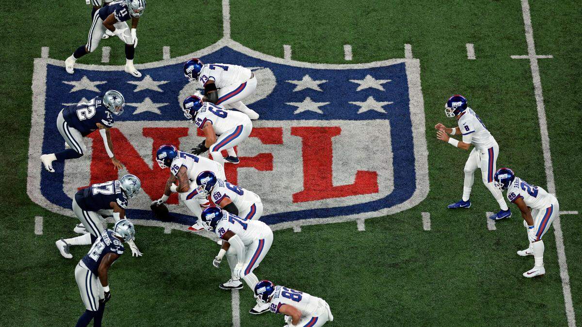 New York Giants quarterback Daniel Jones (8) gestures against the Dallas Cowboys on Sept. 26. The two teams play again on Thanksgiving.