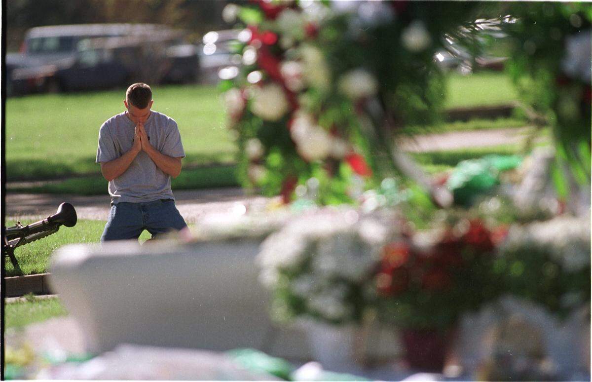 Josh Elstein, a junior, pauses on Nov. 20, 1999, at a memorial for the fallen victims of the bonfire accident on the campus of Texas A&M University in College Station.