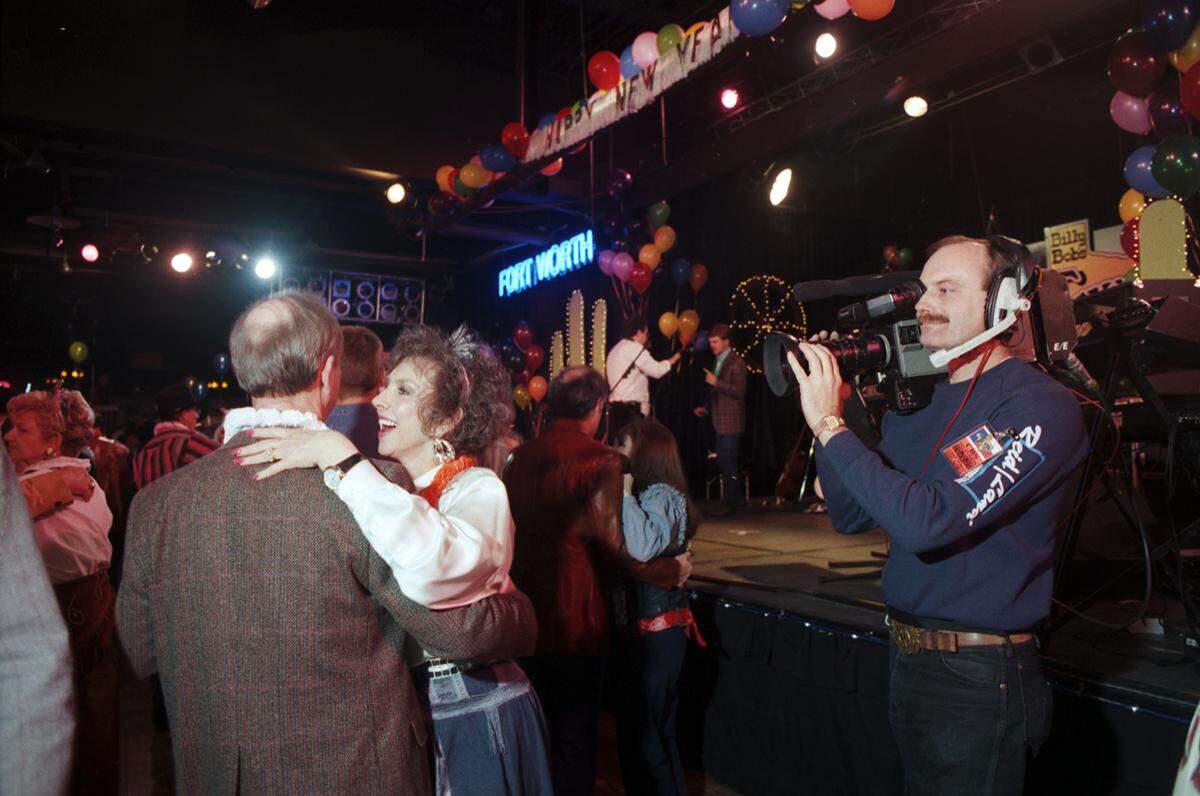 Dec. 6, 1990: CBS cameraman Palmer Moynihan videotapes patrons of Billy Bob’s Texas for “Happy New Year America,” a special set to air on New Year’s Eve.