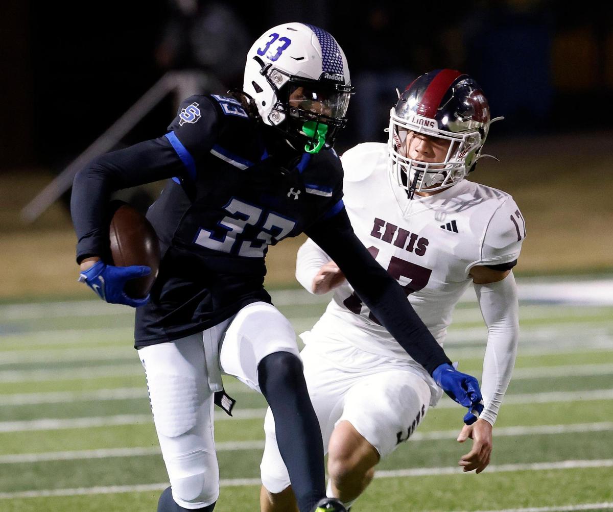 Summit’s Michael Freeman is a step ahead of Ennis defensive lineman Max Sellers (17) in the second half of a UIL football game at Vernon Newsom Stadium in Mansfield, Texas, Friday, Nov. 03, 2023. Summit defeated Ennis 28-21. (Special to the Star-Telegram Bob Booth)