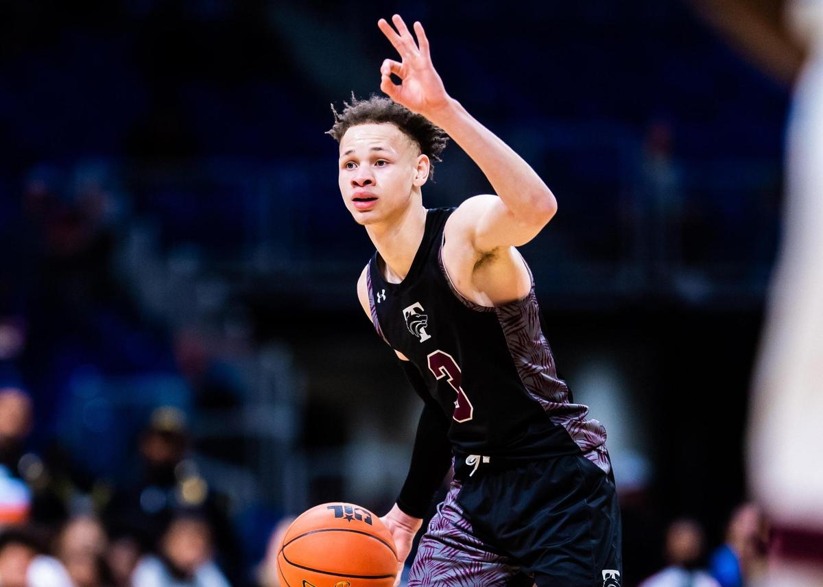 Chendall Weaver (3) sets up a play during the 5A state final game between Mansfield Timberview and Beaumont United in San Antonio, at the Alamodome, on March 12, 2022. Beaumont United won 62-57.