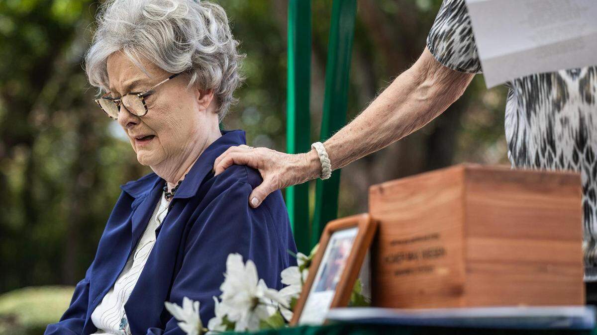 Elizabeth Joyce, the fiancé Max Wiesen, becomes emotional as her life-long friend Barbara Cole reads a poem in memory of Wiesen during his memorial service at Roselawn Memorial Park in September. Wiesen died July 27 in his home after his air conditioning unit broke in the middle of a record heat wave in North Texas.