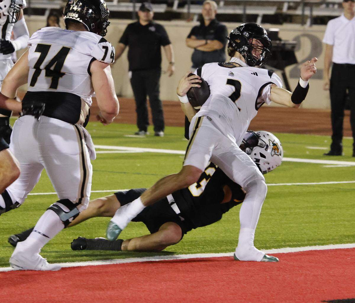 dEagle Mountain quarterback Brycen Vindiola (2) twists his way into the end zone uring the first half of a UIL football game between Eagle Mountain and Benbrook at Farrington Field in Fort Worth, Texas, Friday, Sept. 26, 2025.