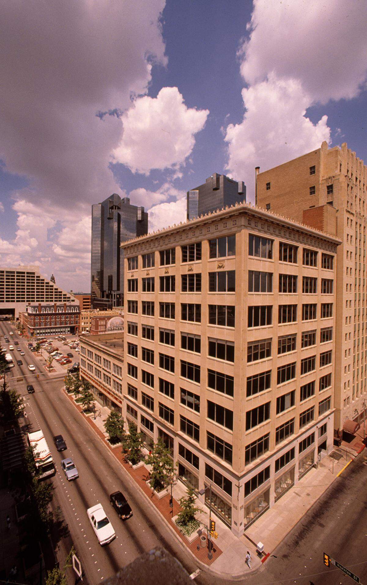 Nov. 1, 1990: Aerial view of Color Tile building, 515 Houston St., Fort Worth. Today the building (known as STS Tower and Sanger Building) has a CVS at the corner of Houston and West Fifth streets.