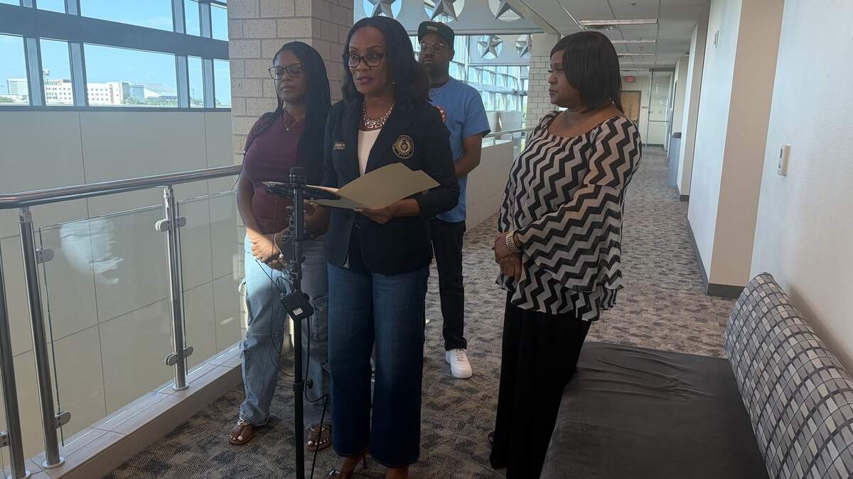 Commissioner Alisa Simmons held a press conference Tuesday evening at the Tarrant County Sub-Courthouse in Arlington to ask for answers and an investigation into the death of Victor Runnels, who died on June 25, as his niece, Victoria Rogers, left, and sister, Vickie Rogers, right, joined her.